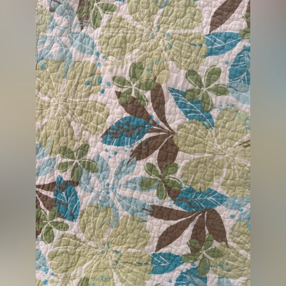 Standard size Floral Green and Blue Quilt with 2 shams - Picture 5 of 8
